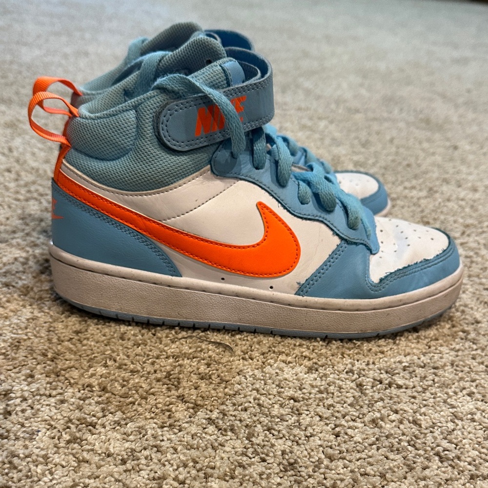 Nike Kids Mid-Top Sneakers in Light Blue, White & Bright Orange